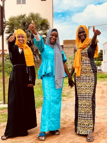 Des jeunes filles au Mali lèvent le pouce 