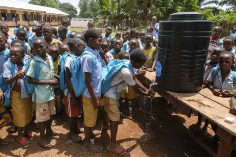 南苏丹延比奥一所学校的孩子们在吃午餐前洗手。