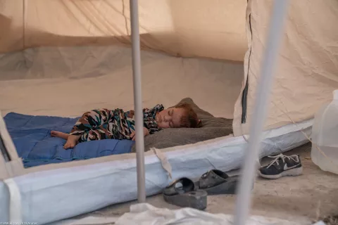 «داريا»، سنتان، من القامشلي بسوريا، تنام وحيدة في خيمة.