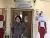 «كيي عبد الستار» أمام مركز الأمل للإرشاد الأسري. ولديها صور معروضة في المركز لنشطاء عرب وعراقيين مشهورين لتكون مصدر إلهام للنساء اللواتي يحصلن على الخدمات هناك.