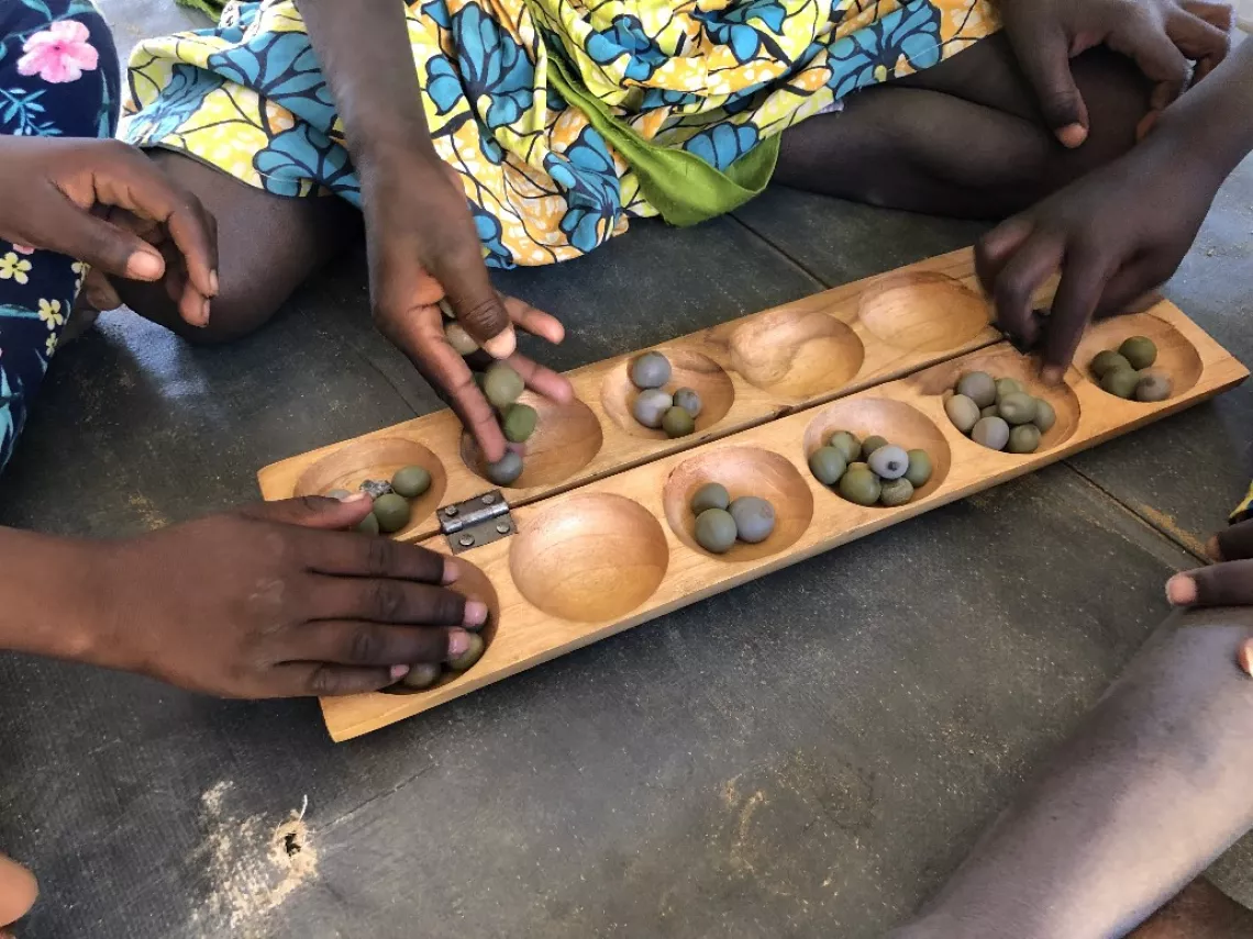 Des enfants déplacés font une partie de wali, un jeu traditionnel malien, dans un espace ami des enfants situé à Gao, dans le nord du pays.