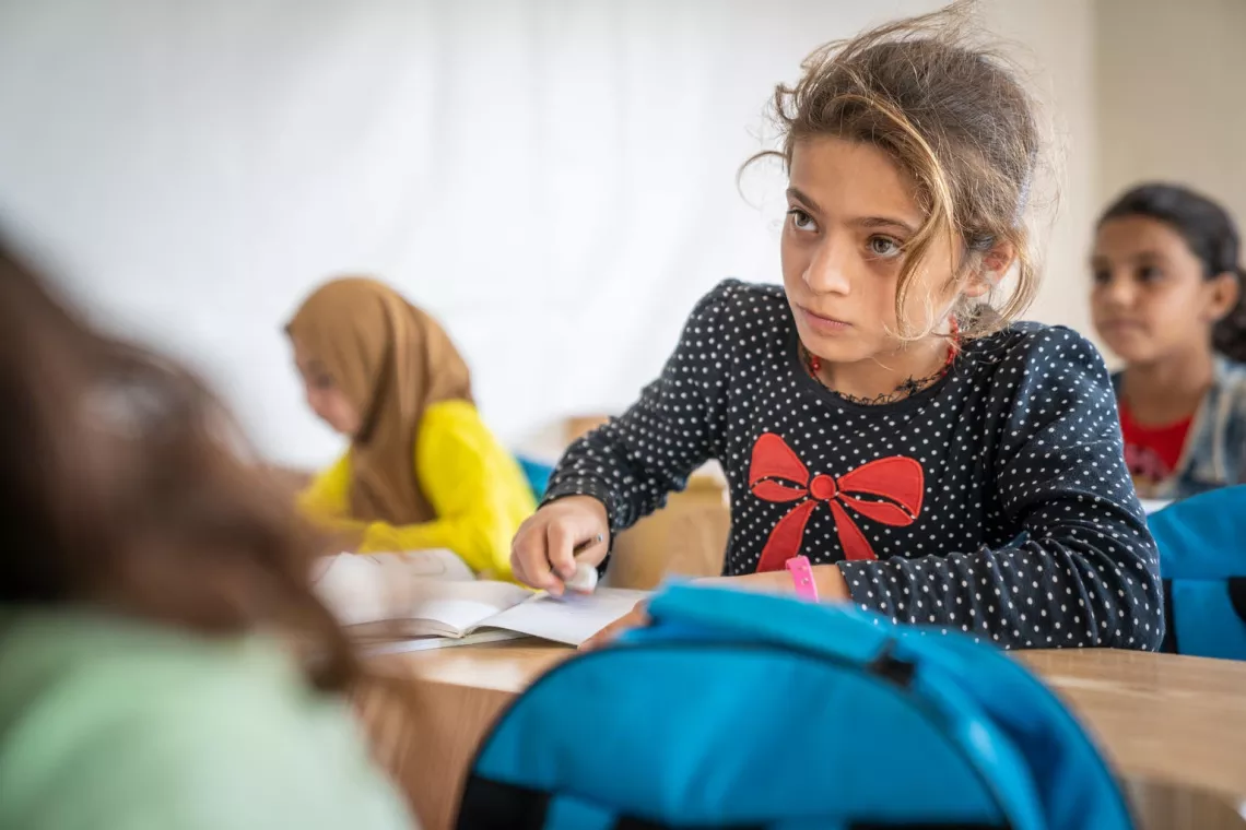 صفاء، في العاشرة من عمرها، في مدرسة في مخيم الأزرق للاجئين. “هربنا أنا وعائلتي من الحرب”. قالت صفاء.