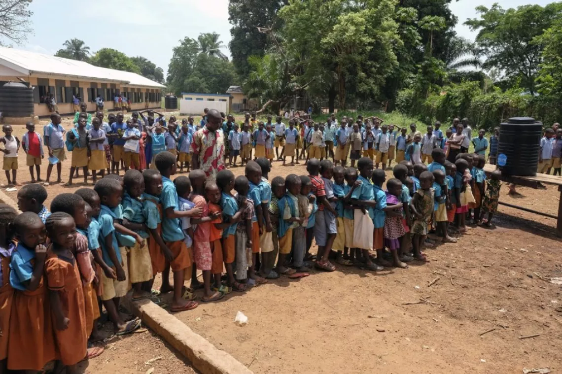 南苏丹延比奥一所学校的孩子们在午餐前排队洗手。学校提供的午餐是联合国儿童基金会支持的本土学校营养餐项目的一个组成部分，为大约1300名儿童供餐。