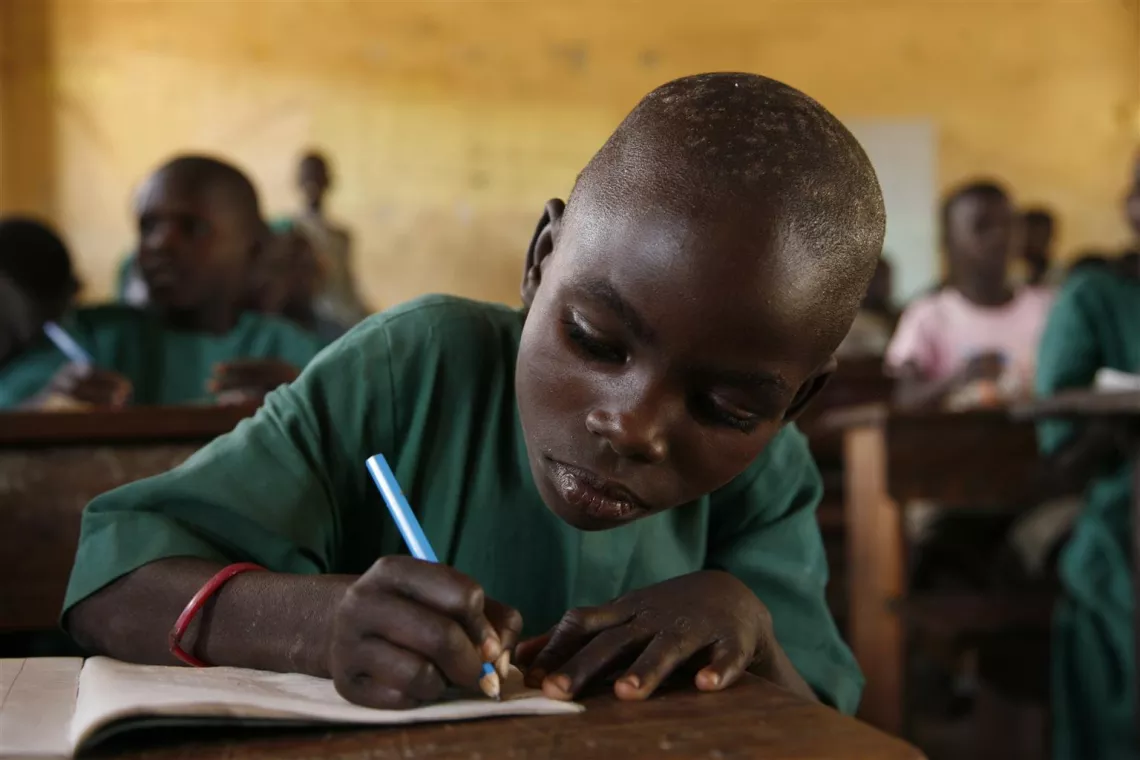 在乌干达东北部莫罗托区Naitakwaé镇的Naitakwaé小学，一名卡拉莫琼女孩正在课堂上做笔记。