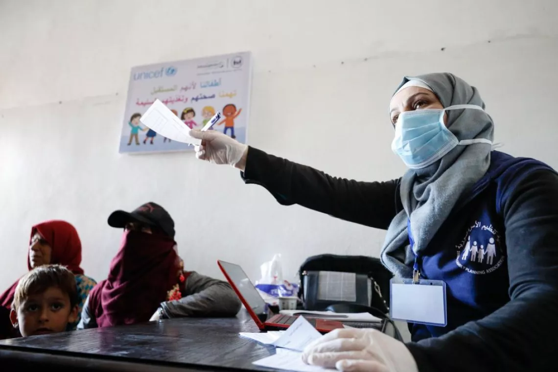 Une infirmière dans une clinique de nutrition et de soins primaires soutenue par l’UNICEF en République arabe syrienne. La clinique dispense des services de nutrition et des soins de base aux femmes et aux enfants.