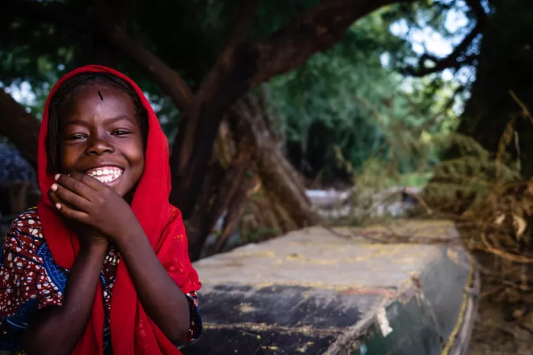 Aïta, de 8 años, nunca había oído hablar del encogimiento del lago Chad. Ella vivía en Boulargi, una isla del lago, antes de que Boko Haram comenzara a perseguir a su familia.