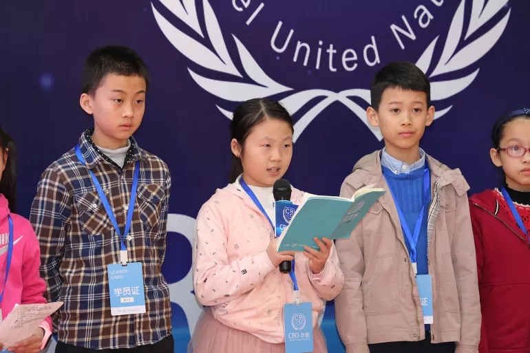在中国广州举办的“模拟联合国儿童互联网大会”上，小研究员正在介绍自己的调研成果。