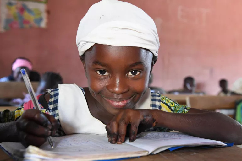一名女孩在科特迪瓦西部Biankouma村的一所伊斯兰学校上课。