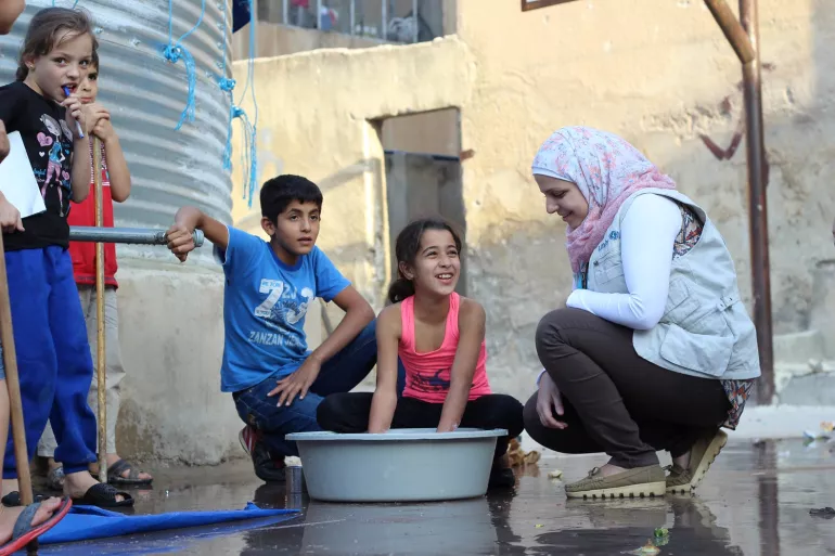 غادرت ميسون الحاج عمر، أخصائية المياه والصرف الصحي والنظافة الصحية، بلدها سوريا للانضمام إلى اليونيسف، باليمن. وقالت "إن قضائي 7 سنوات في حلب التي عصفت بها الحرب، سهل اتخاذي لهذا القرار".